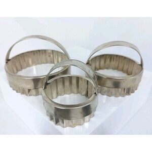 VINTAGE Set of 3 Metal Nesting Biscuit Cookie Cutters with Handles, Crinkle Cut